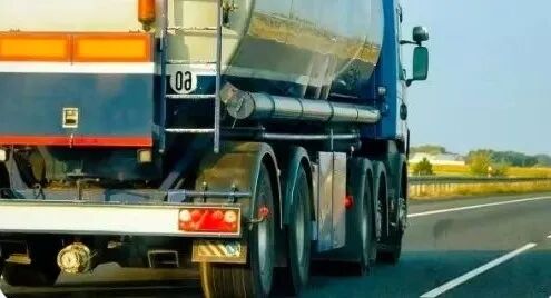 出行提示_大風(fēng)天氣安全駕車_緊閉車門防風(fēng)沙