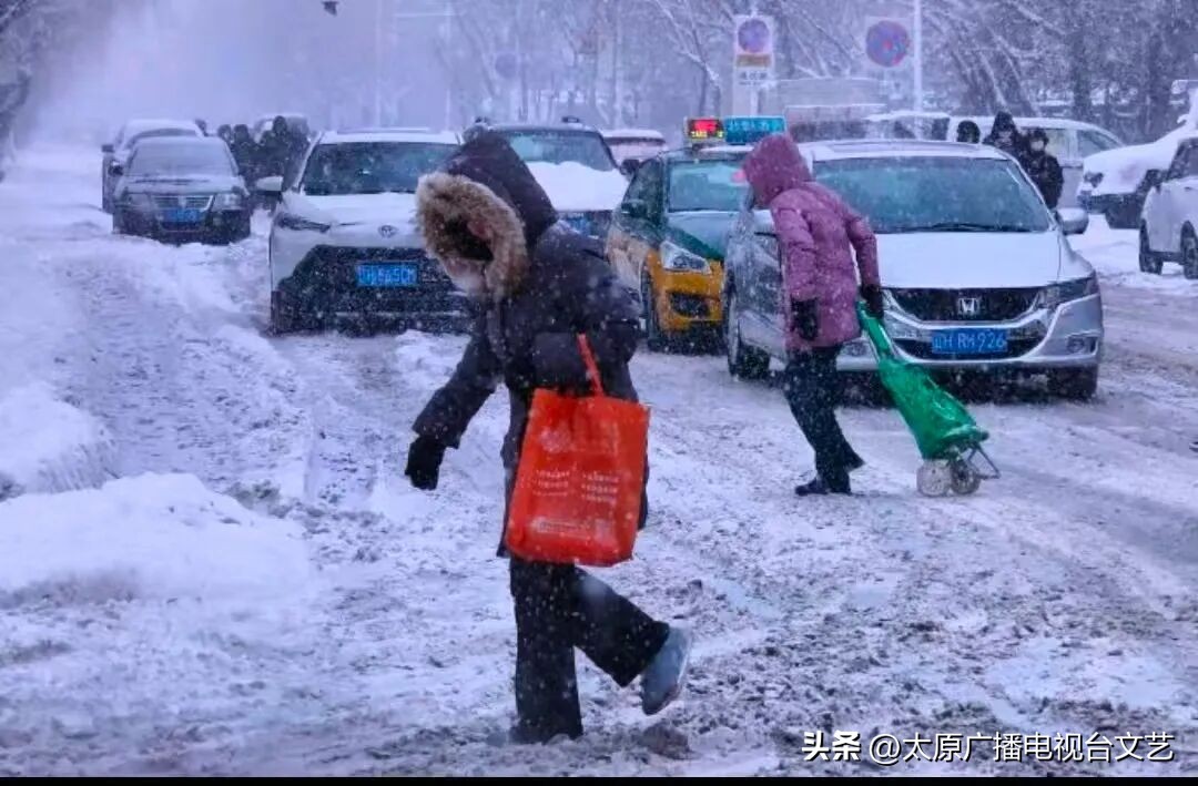 駕駛雪天車輛注意事項(xiàng)_駕車出行前的準(zhǔn)備_出行提示