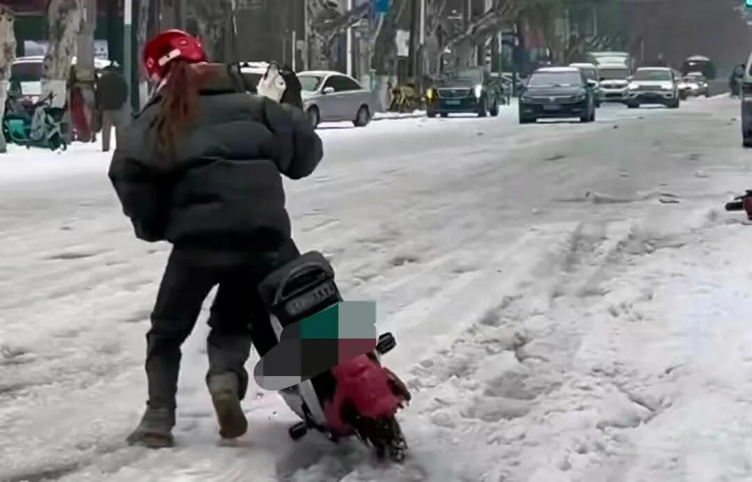 駕車出行前的準(zhǔn)備_出行提示_駕駛雪地車輛的安全技巧