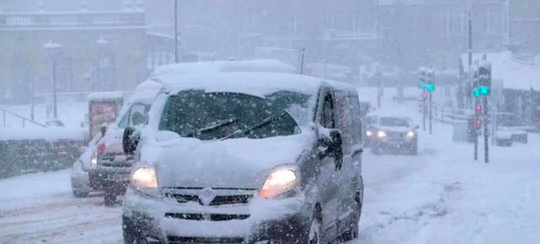 駕車出行清理車輛積雪檢查車燈剎車輪胎_出行提示_駕駛過(guò)程中控制車速保持車距使用燈光謹(jǐn)慎轉(zhuǎn)彎避免超車