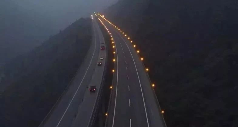 霧天行車安全常識_低能見度行車技巧_出行提示