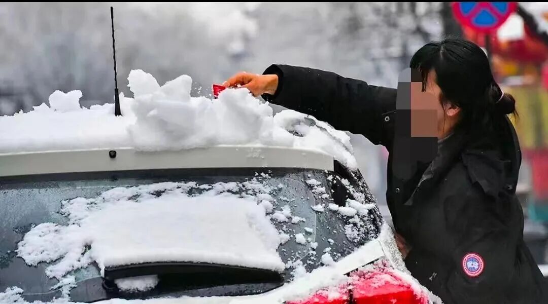 雪地駕駛技巧與安全_雪天駕車出行準(zhǔn)備_出行提示