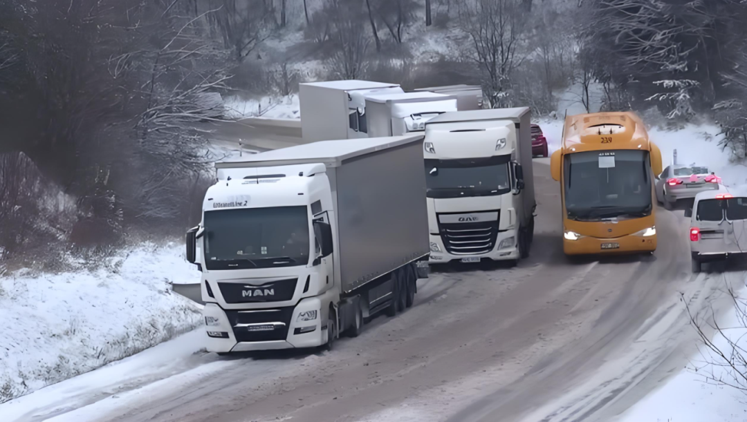 冬季重型貨車駕駛安全注意事項_冬季貨車出行安全準(zhǔn)備_出行提示