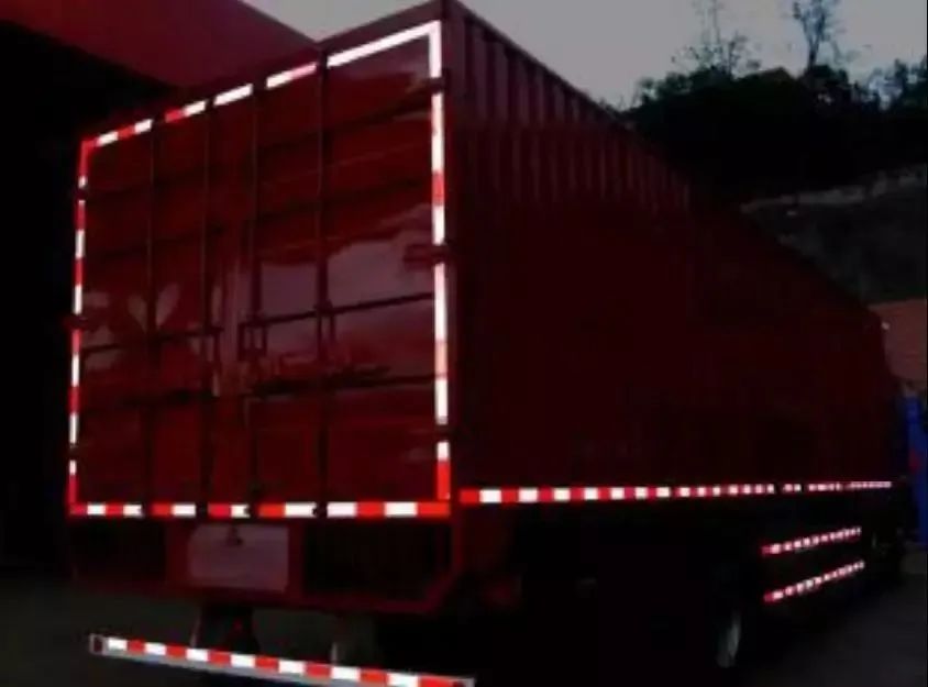 冬季貨車出行安全準(zhǔn)備_出行提示_冬季重型貨車駕駛安全注意事項