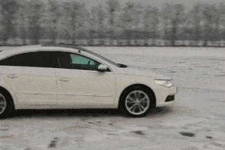 降雪天氣開車注意事項(xiàng)_出行提示_雪地行車安全技巧
