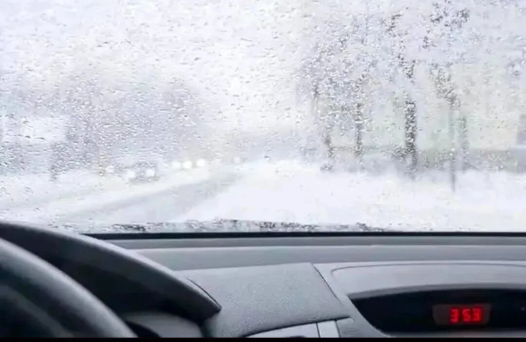 出行提示_駕車出行清理車輛積雪檢查車燈剎車輪胎_駕駛過程中控制車速保持車距使用燈光謹(jǐn)慎轉(zhuǎn)彎避免超車