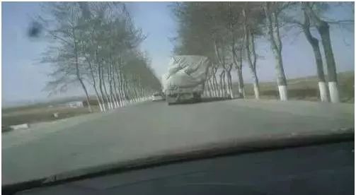 大風天氣車輛行駛技巧_大風天氣行車安全注意事項_出行提示