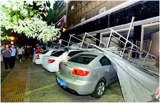 出行提示_大風天氣行車安全注意事項_大風天氣車輛行駛技巧