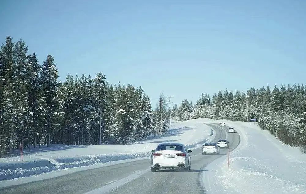 雨雪天安全駕駛技巧_出行提示_冰雪路面行車注意事項