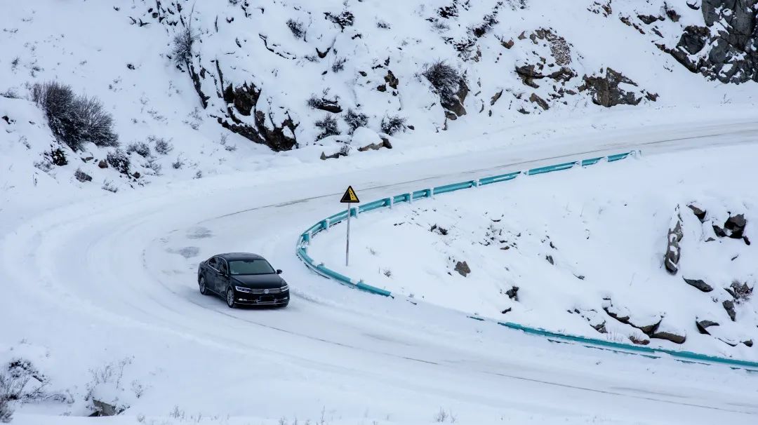 雨雪天安全駕駛技巧_出行提示_冰雪路面行車注意事項