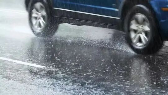 雨天行車(chē)安全提示_雨霧天氣安全駕駛指南_出行提示