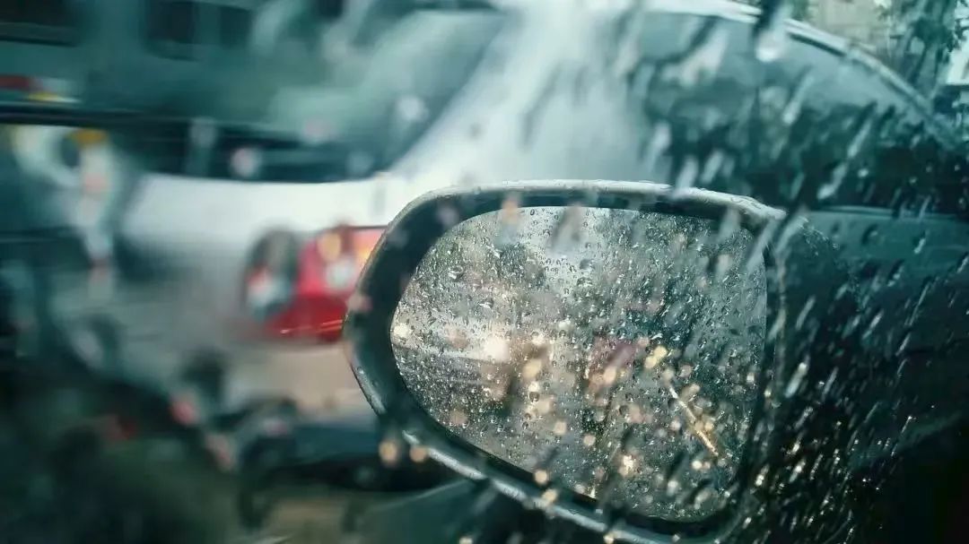雨季駕駛技巧_雨天行車安全_出行提示