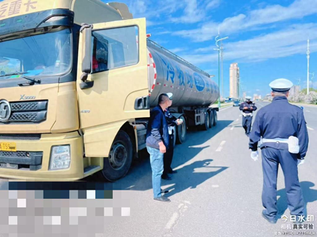 哈爾濱交警夏防行動_禁行_大貨車超限超載整治