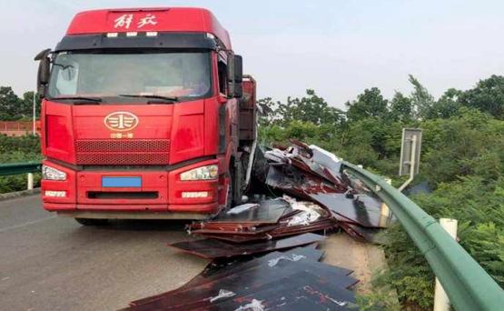 改裝貨車安全隱患_非法改裝貨車危害_出行提示