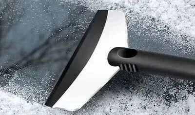 冰凍天氣行車安全提示_謹(jǐn)慎低速行駛冰凍路面_出行提示