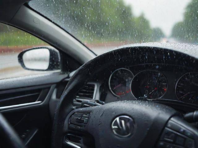 城市道路與雨天駕駛技巧：跟車變道有講究，輪胎雨刮要注意